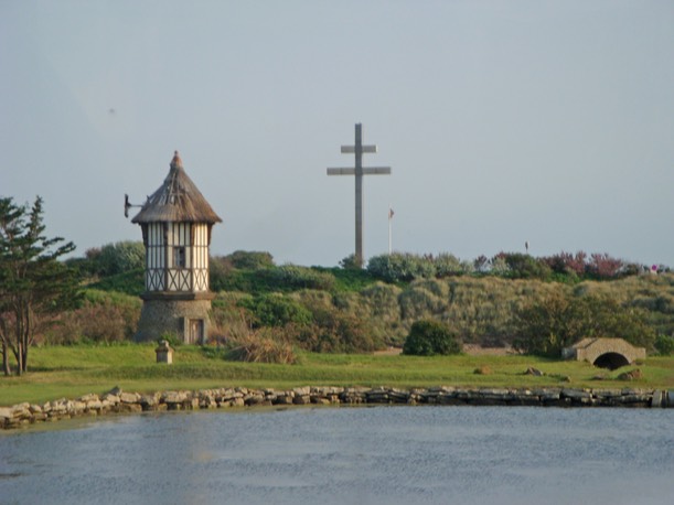 10DeGaulleCrossOnJunoBeach