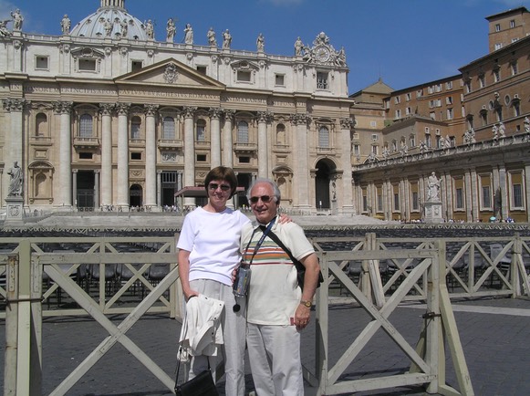 219Sue&TonyInFrontOfStPeters