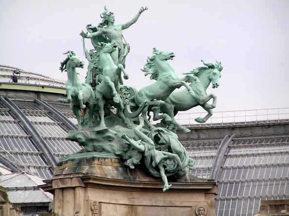 P9.GreenFiguresOnGrandPalais